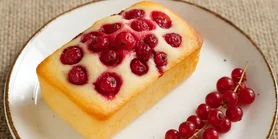 Йогуртовый кекс с красной смородиной - действительно летний рецепт