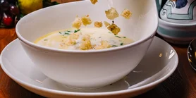 Сырный крем-суп, который насытит в любое время года