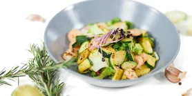 Салат із битих огірків, авокадо та креветок: рецепт до обідів та свят