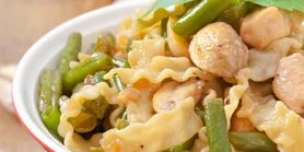 Идеальная паста со шпарагивкой, курицей и песто: беспроигрышный вариант на ужин