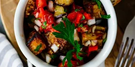 Рецепт легкого летнего салата из печеных баклажанов