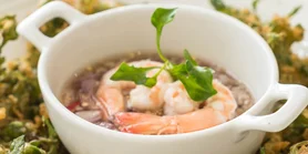 Окрошка на просеко: ігристе поєднання з креветками та авокадо