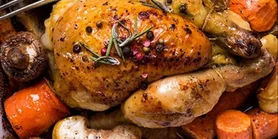 Золота скоринка: рецепт запеченої курки з коренеплодами на вугіллі та в духовці