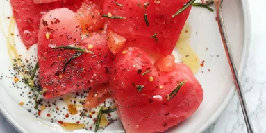 Оригинально и просто: рецепт арбуза с йогуртом, маком и жареным розмарином