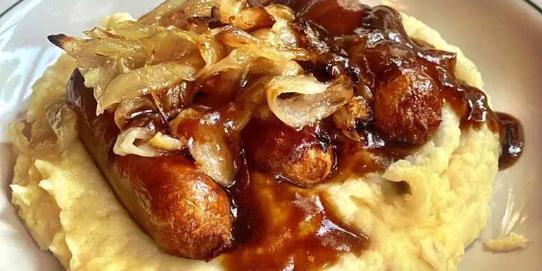 Сосиски з яблучно-цибулевою підливою на свято чи щодень