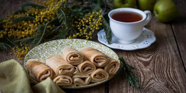 Ніжні млинці з карамелізованими яблуками