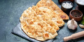 Як на березі Азовського моря: рецепт Маріупольських чебуреків