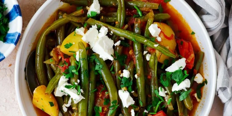 Фасолакия: классическое греческое овощное рагу из фасоли и картофеля