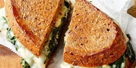 Горячий бутерброд в стиле греческой спанакопиты с цветной капустой