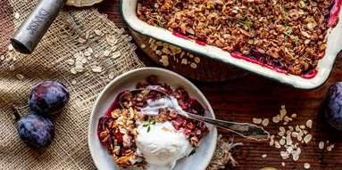 Сливовый пирог: рецепт крамбла к мороженому