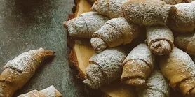 Сладкие и мягкие: Рецепт домашних пышных рогаликов с вишнями к кофе и чаю