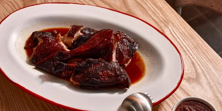 Жаждущий ужин: утка, запеченная в Ламбруско со сливами и лавровым листом