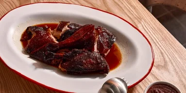 Жаждущий ужин: утка, запеченная в Ламбруско со сливами и лавровым листом