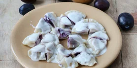 Вареники зі сливами: рецепт з медом та сметаною