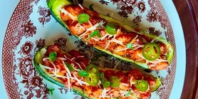 Фаршировані цукіні:  рецепт овочевої літньої страви з кукурудзою та куркою