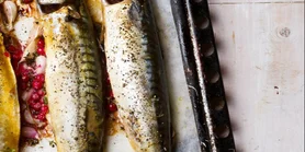 Запеченная скумбрия с неожиданным летним ингредиентом: гармонично вкусно