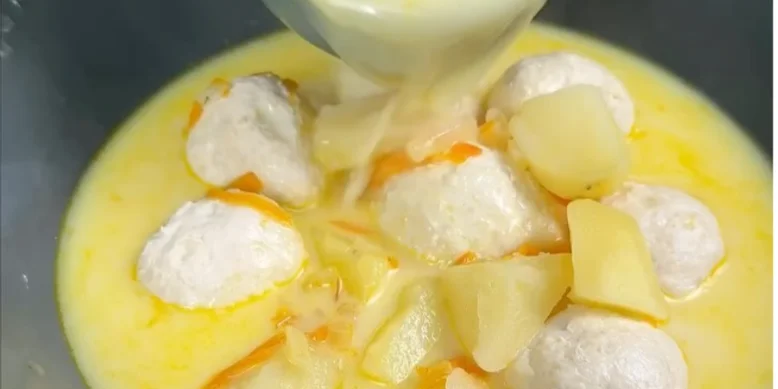 Просто, сытно и быстро: Рецепт сливочного супа с куриными фрикадельками на обед