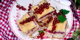 Сирний пиріг із порічками: найніжніший літній тандем