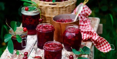 Из вишни или черники: как приготовить сладкую начинку из сезонных фруктов и ягод