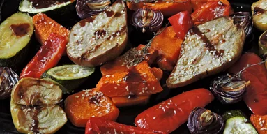 Запеченные летние овощи на одном противне