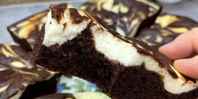 До чаю - що треба: рецепт красивого шоколадно-сирного пирога, який легко приготувати