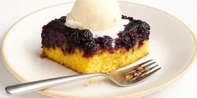 Вишуканий та простий. Перевернутий пиріг з чорницею та полентою