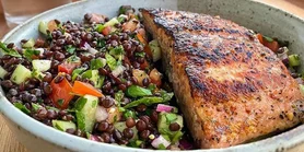 Збалансована сочевиця з ніжним лососем: гармонійніше не буває