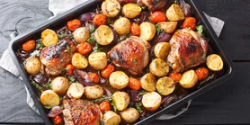 Запеченные куриные бедра с картофелем и томатами: изысканная пикантность в одной посуде