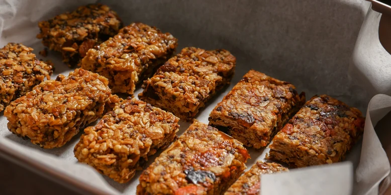 Вівсяні батончики з яблуками, грушами та бананами: рецепт на кожний день