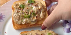 Грибний гуляш на тостах: рецепт бутербродів із карамелізованою цибулею та вершковими грибами на сніданок