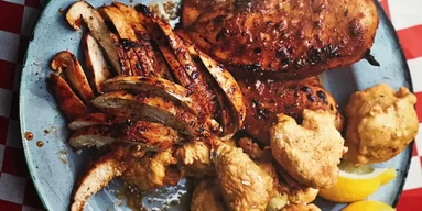 Курица барбекю с ямайскими жареными пончиками: шефский рецепт