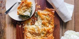 Душистый греческий пирог со шпинатом и чеддером: рецепт к легкому обеду