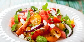 Літній салат із кавуна, томатів і фети: освіжаюче смачно