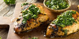 Соковита куряча грудка під домашнім песто: легка вечеря з італійським акцентом