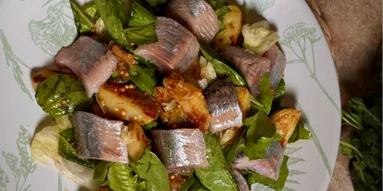 Теплий салат з картоплею та оселедцем: рецепт ніжного та корисного обіду