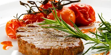 Это очень сочно: рецепт стейка на гриле с томатным тартаром