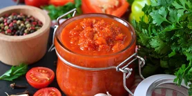 Пикантное лето: как приготовить сырую аджику из томатов и перца с чили