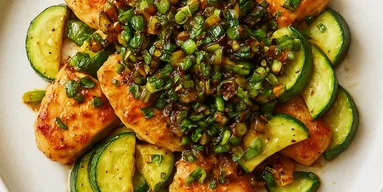 Жареная куриная грудка под соусом из сальсы и овощами