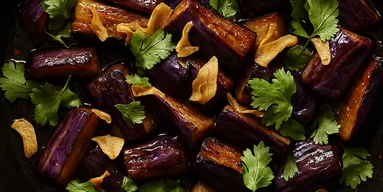 Ароматные баклажаны в кисло-сладком соусе с чесночными чипсами