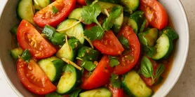 Звичний салат з помідорів та огірків у новому амплуа: без нудної олії