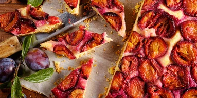 С сахаром мускавадо: рецепт сливового пирога с поджаренными фруктами