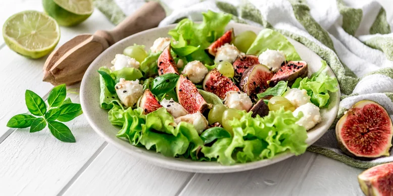 Середземноморський салат з моцарелою та інжиром: рецепт, коли потрібно швидко і розкішно