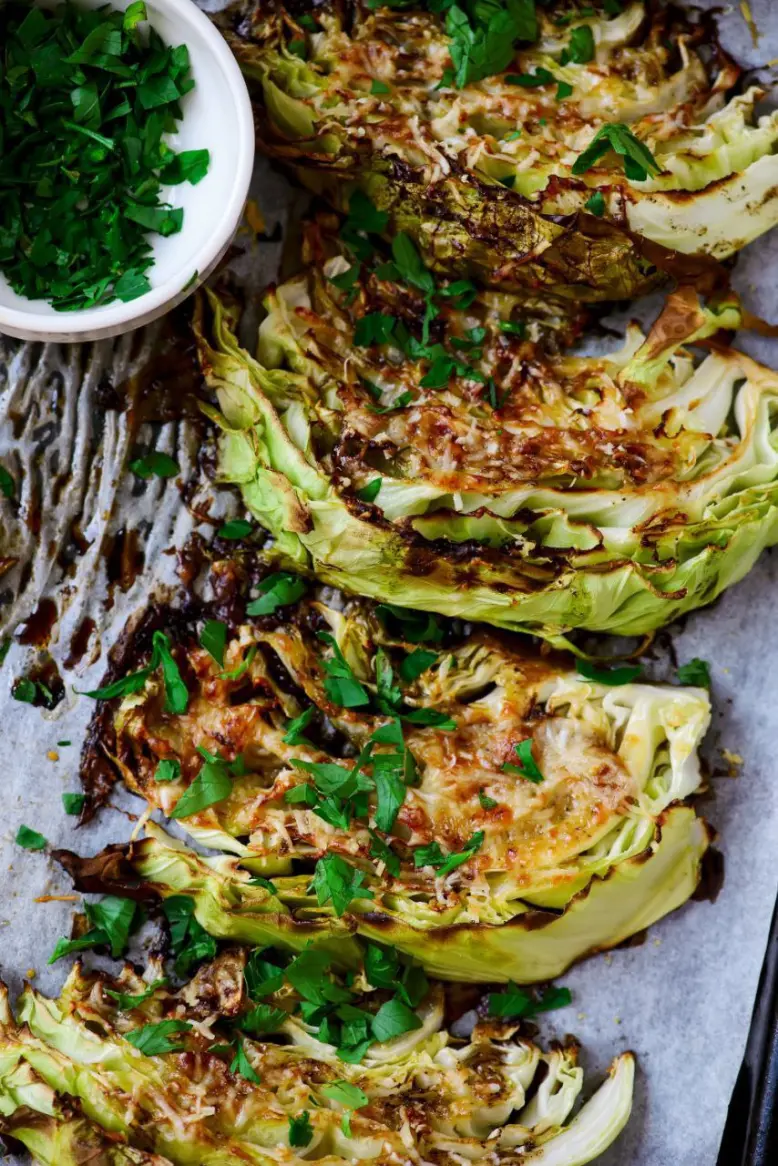 Запеченная молодая капуста прекрасно подойдет к основному блюду как гарнир