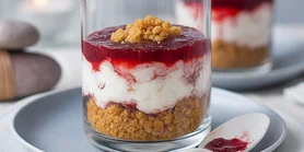 Чизкейк без випічки з брусницею та імбирним печивом по-шведськи