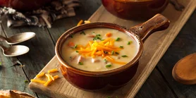 Без нього не можна: класичний сирний суп із чедером - густий та насичений