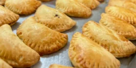 Идеально для школьных ланчей: рецепт пирожков с любой соленой начинкой