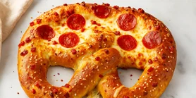 Пицца-крендель: с моцареллой и салями