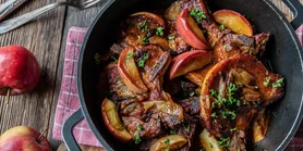 Стейки из свинины на сковороде с яблоками и мисо-карамелью