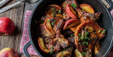 Стейки из свинины на сковороде с яблоками и мисо-карамелью