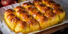 С яблочной начинкой: сладкие пампушки на дрожжевом тесте